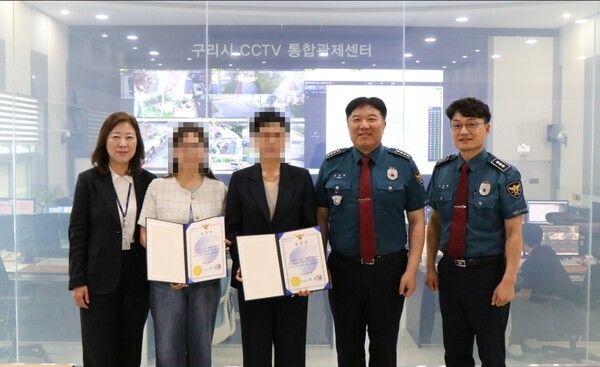 ▲ 구리경찰서가 28일 음주운전 검거에 기여한 구리시 CCTV 관제요원 2명에게 표창장을 수여했다. / 구리시 제공