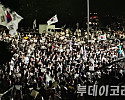 ▲ 6일 새벽 서울 송파구 올림픽공원 핸드볼경기장에 일부 시민들이 모여들어 재선거를 요구하고 있다. 사진=안현준 기자