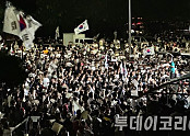 ▲ 6일 새벽 서울 송파구 올림픽공원 핸드볼경기장에 일부 시민들이 모여들어 재선거를 요구하고 있다. 사진=안현준 기자